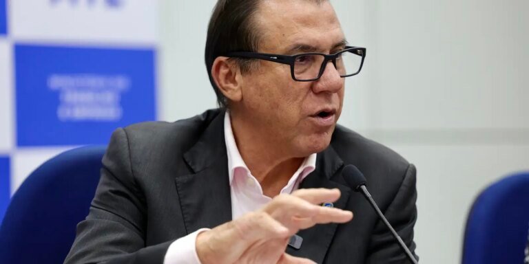 PECs da escala 6x1 não competem com proposta do governo, diz Marinho