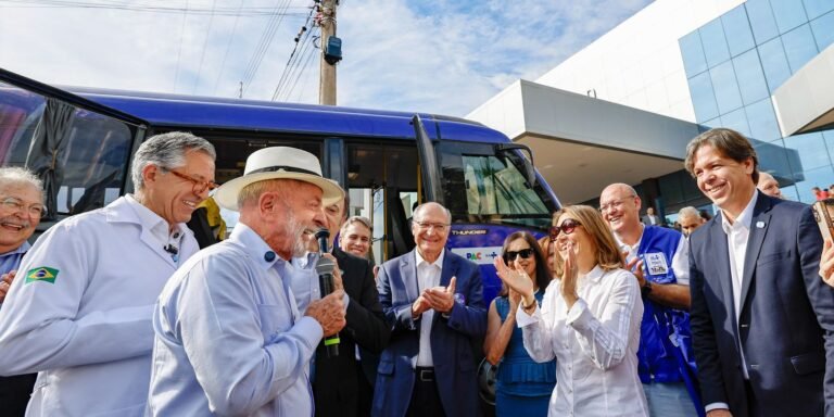 "Aqui não tem dinheiro do Vorcaro”, diz Lula em visita a hospital