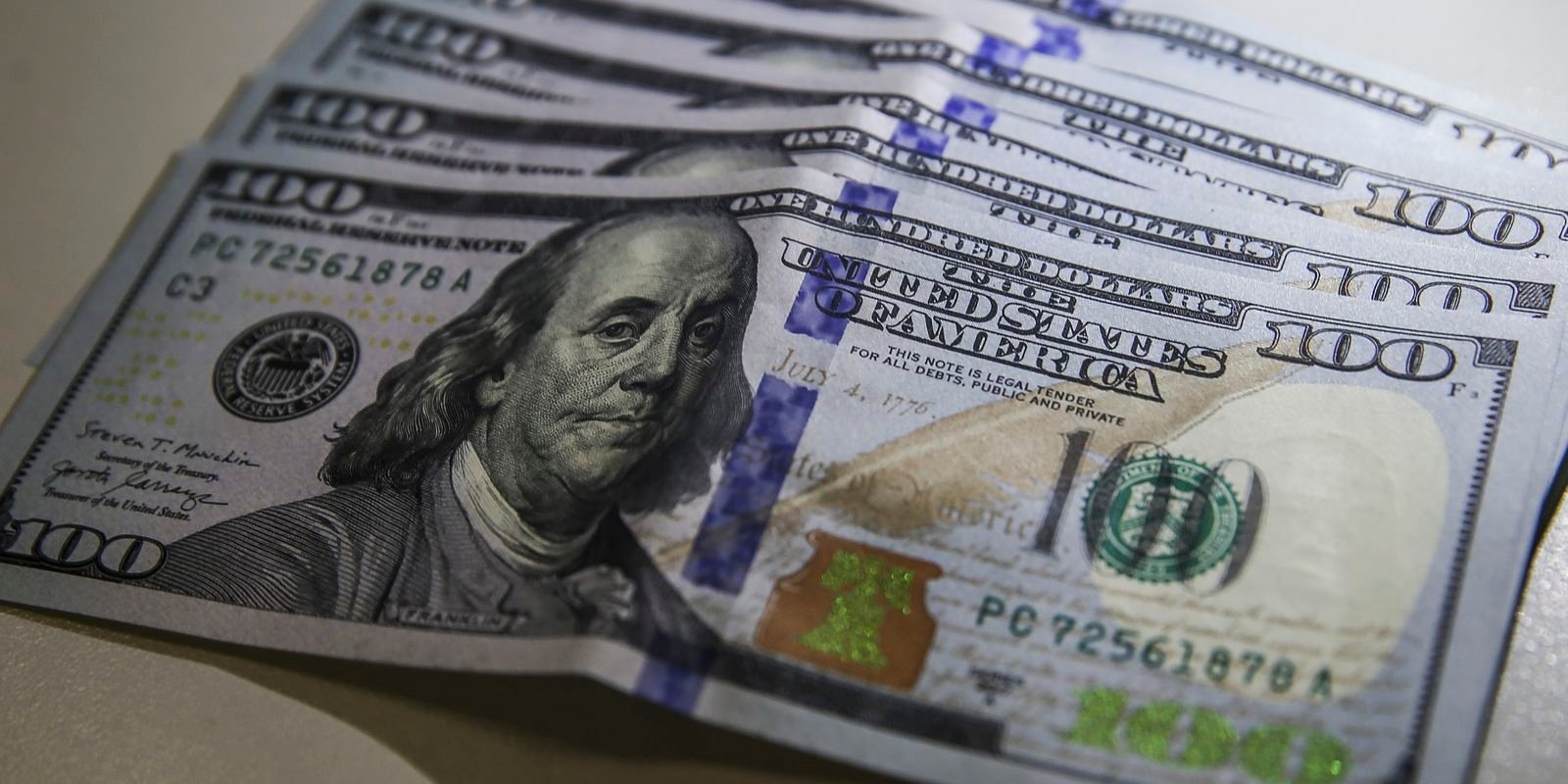 Dólar cai para R$ 4,95 e fecha no menor valor em dois anos