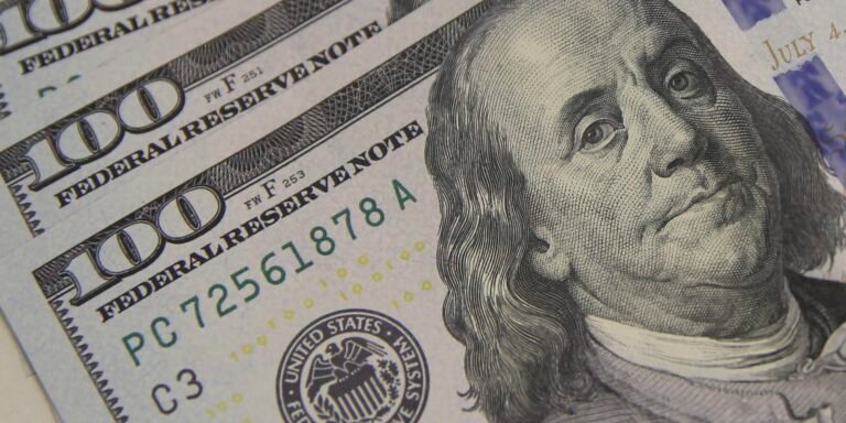 Dólar sobe a R$ 5,06, e bolsa cai com tensão global e ruído político