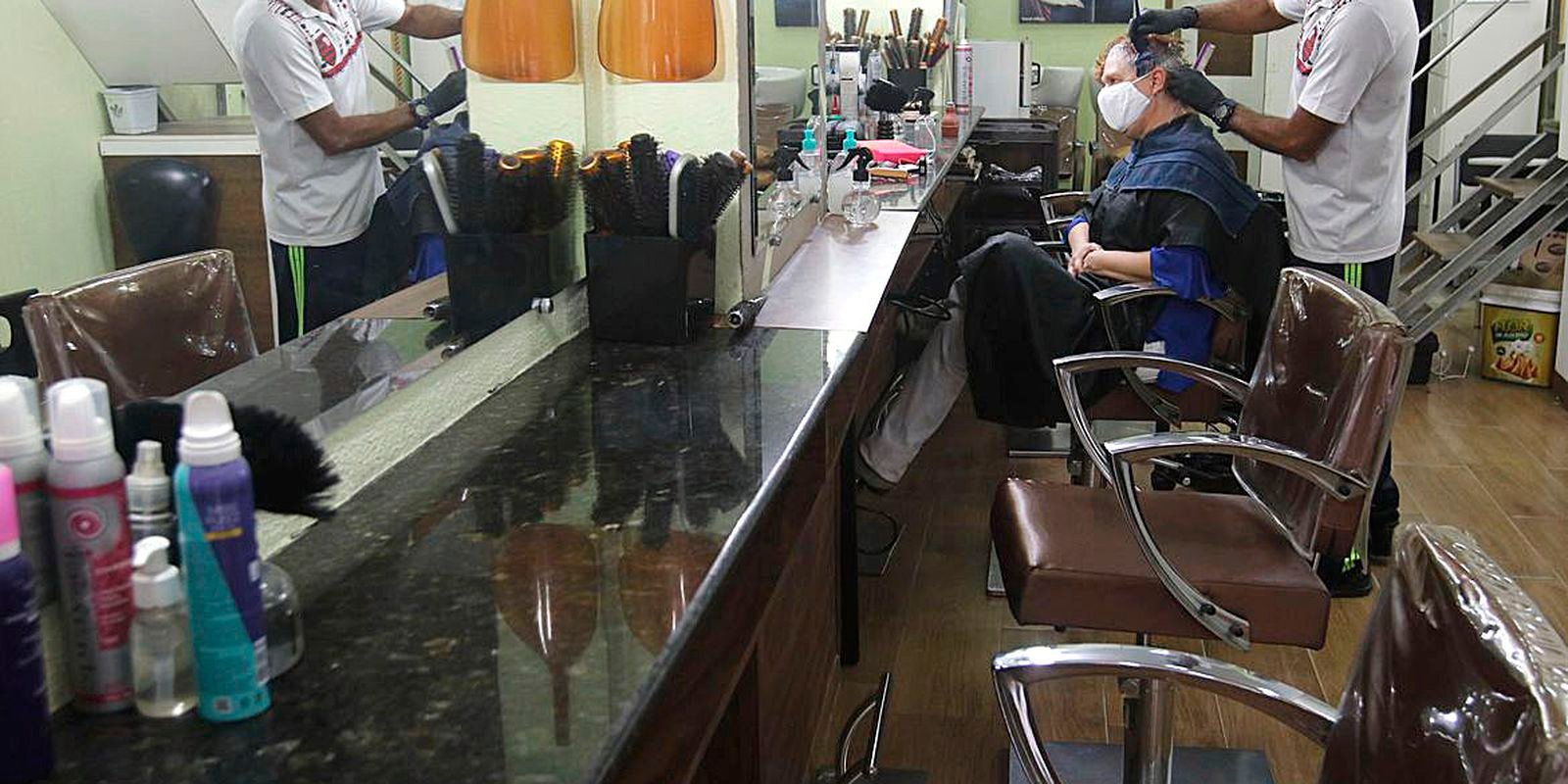 IBGE: setor de serviços recua 1,2% em março