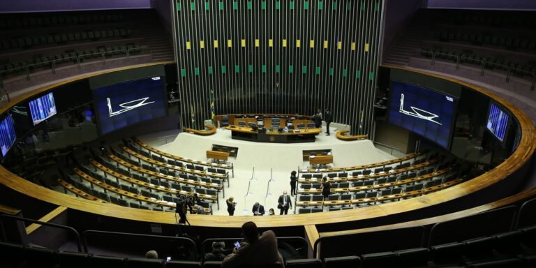 Saiba como votaram os deputados na PEC que acaba com a escala 6x1