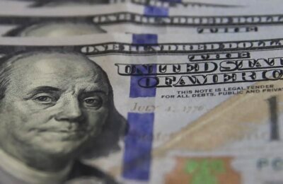 Dólar cai ao menor valor desde junho com alta do petróleo