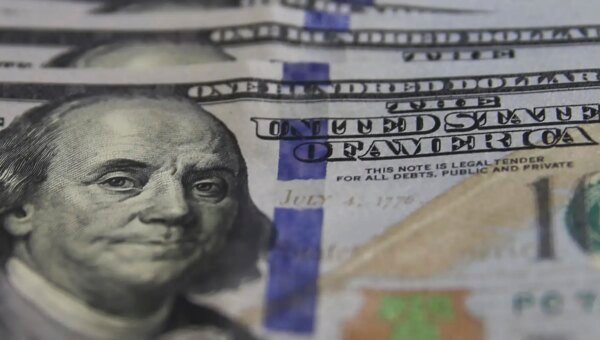 Dólar cai ao menor valor desde junho com alta do petróleo