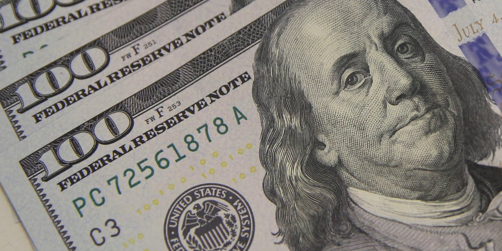 Dólar encosta em R$ 5,10 com tarifaço e tensão global