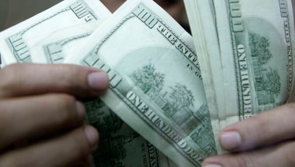 Dólar fecha estável, mas acumula queda de 1,82% em julho