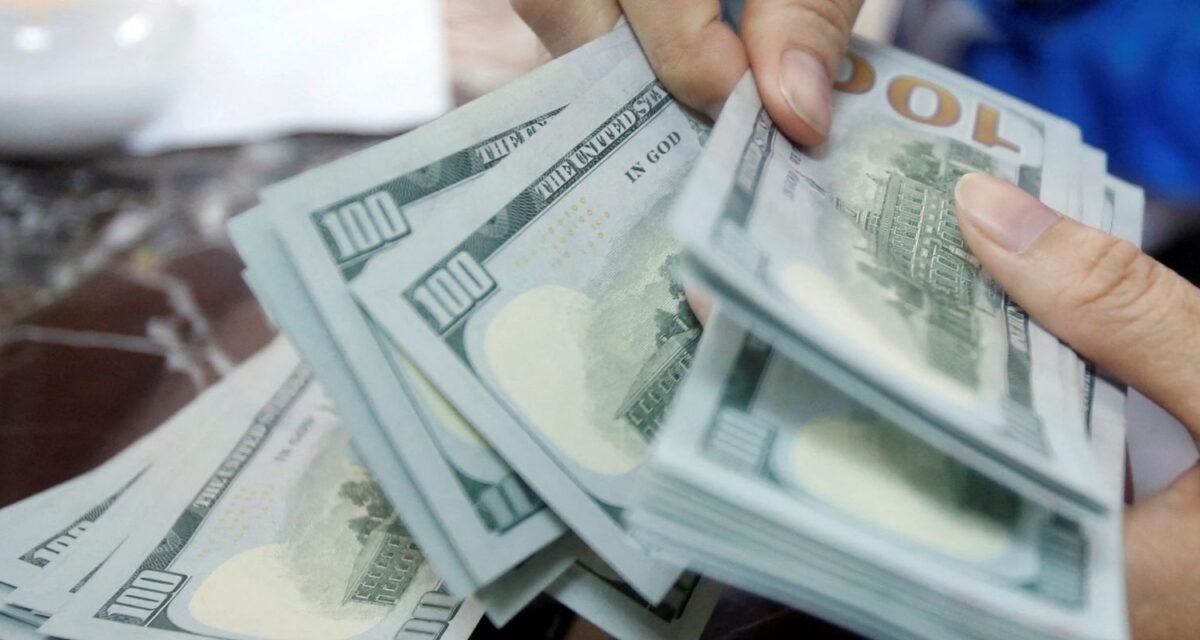 Dólar fecha no maior valor em duas semanas com queda no petróleo