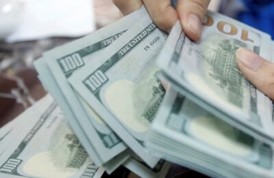 Dólar fecha no maior valor em duas semanas com queda no petróleo