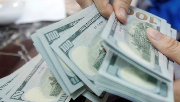 Dólar fecha no maior valor em duas semanas com queda no petróleo