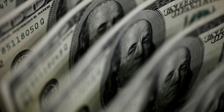 Dólar sobe para R$ 5,11, e bolsa fica estável, apesar de tensão global