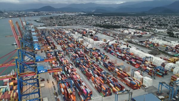 Exportações batem recorde e déficit das contas externas cai em junho
