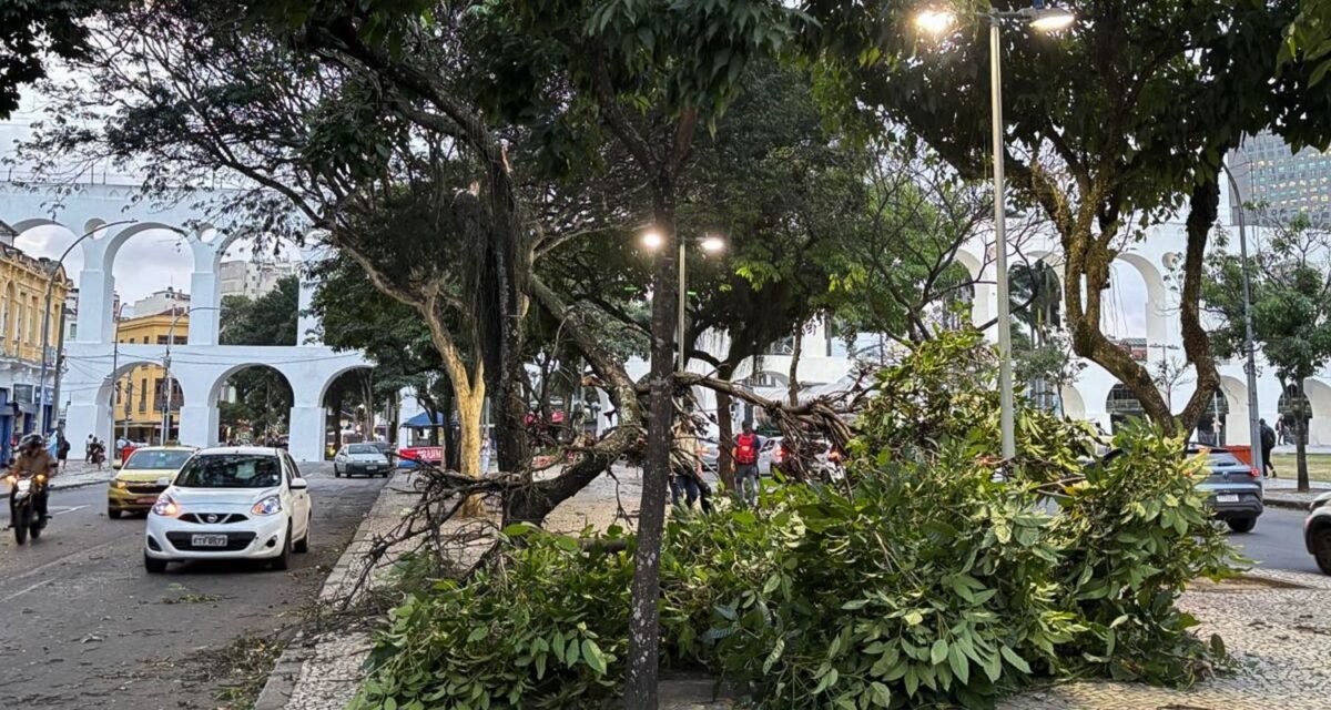Ventania causa apagão e paralisa transportes no Rio de Janeiro