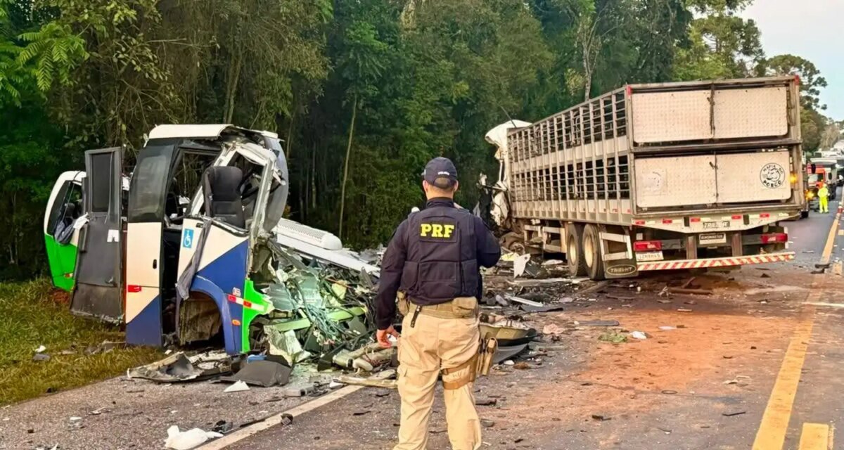 Acidente entre ônibus e caminhão mata 23 pessoas em estrada no Paraná
