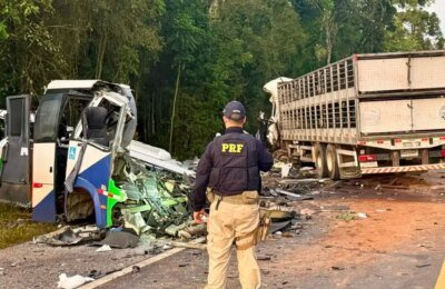 Acidente entre ônibus e caminhão mata 23 pessoas em estrada no Paraná