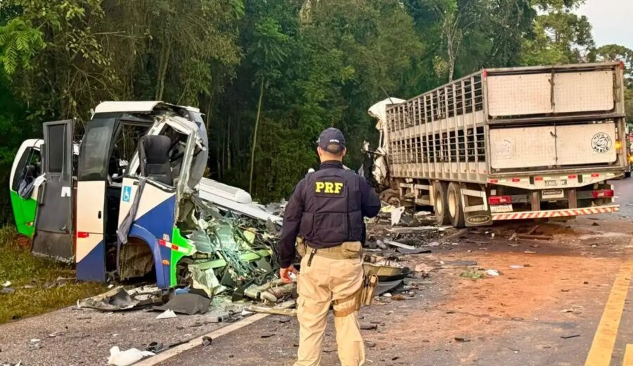 Acidente entre ônibus e caminhão mata 23 pessoas em estrada no Paraná