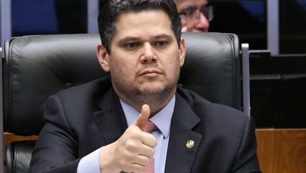 Alcolumbre destrava PEC do fim da 6x1 após conversas com Lula