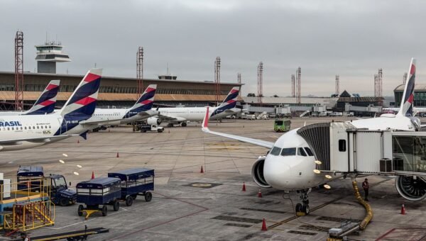 Anvisa atualiza regras de segurança sanitária para aviões e aeroportos