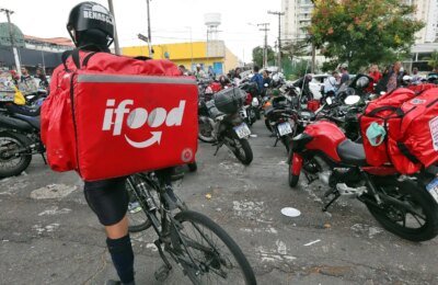 Anvisa libera venda de medicamentos por plataformas como iFood e Rapp