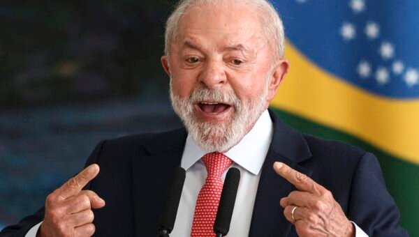 Atitude irresponsável, diz Lula após revogação de visto de embaixadora