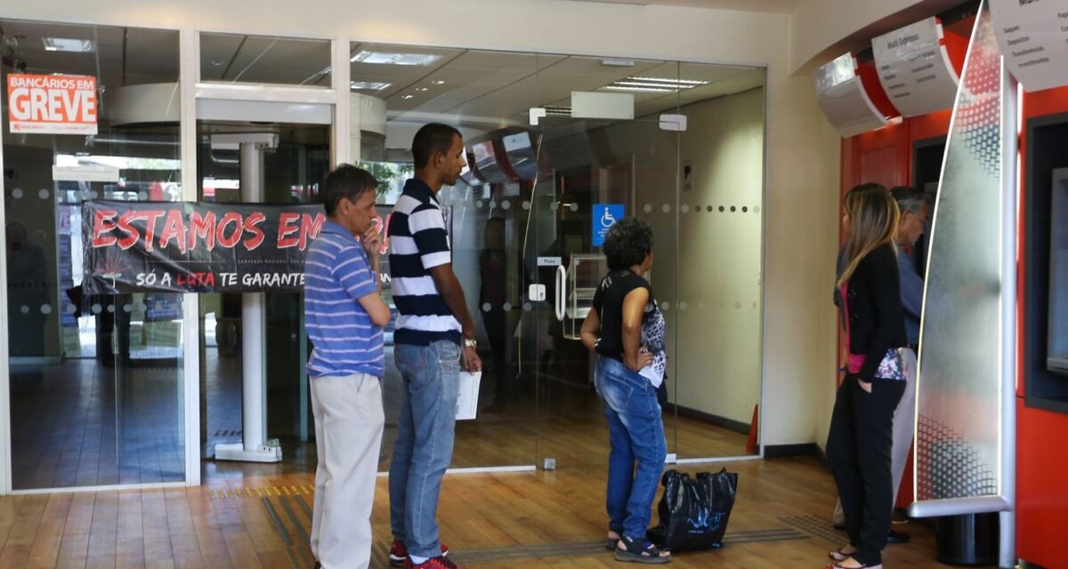 Bancários fazem paralisação nacional de 24 horas nesta quinta-feira