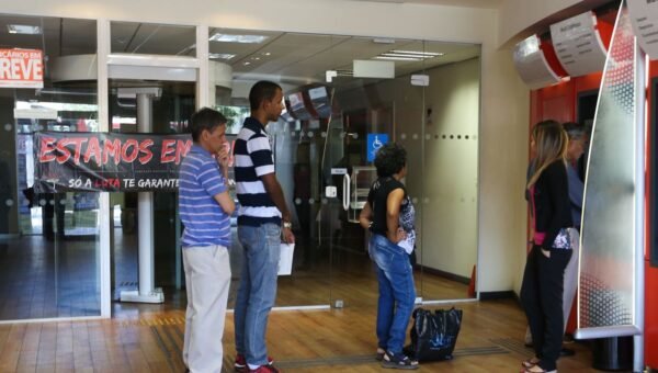 Bancários fazem paralisação nacional de 24 horas nesta quinta-feira