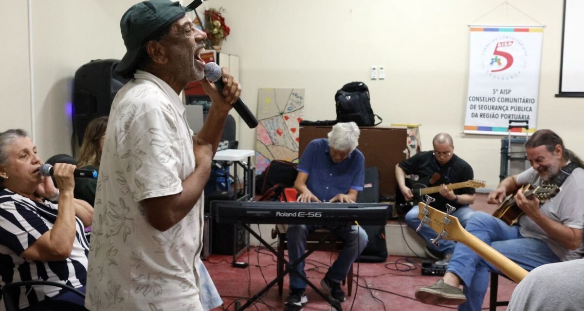 Com 25 anos, grupo musical de pacientes psiquiátricos lança novo álbum