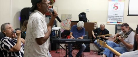 Com 25 anos, grupo musical de pacientes psiquiátricos lança novo álbum