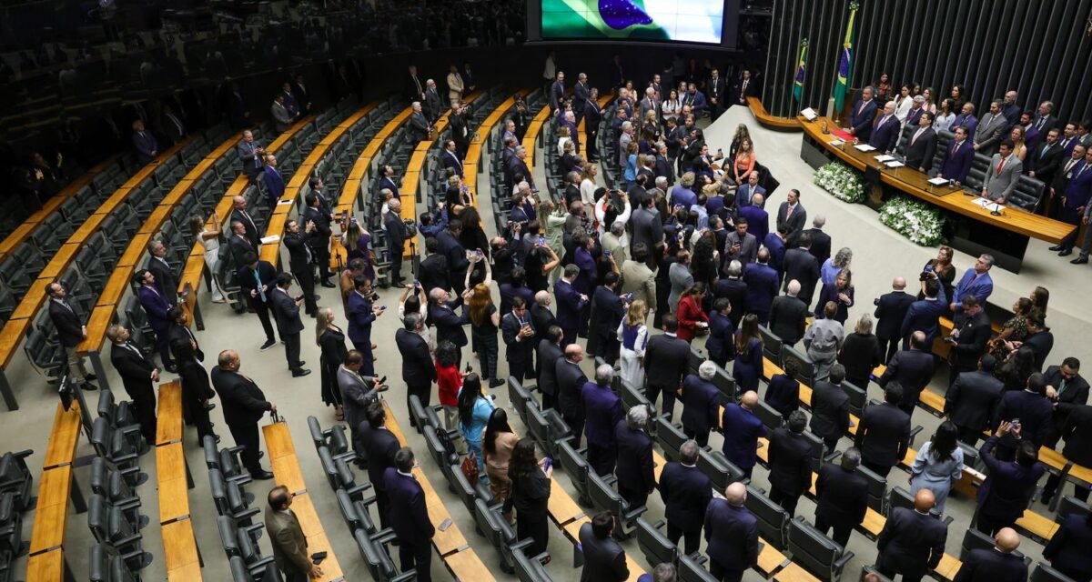 Congresso deve decidir sobre "taxa das blusinhas" nesta segunda