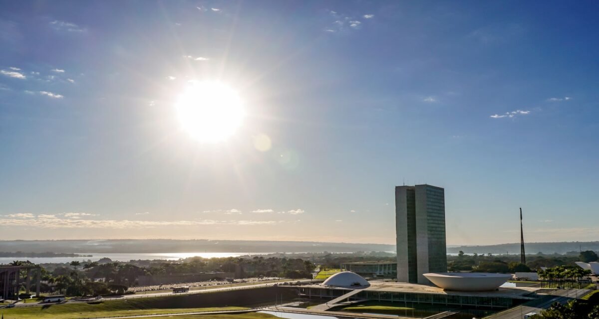 Congresso vota nesta semana fim da escala 6x1 e "taxa das blusinhas"