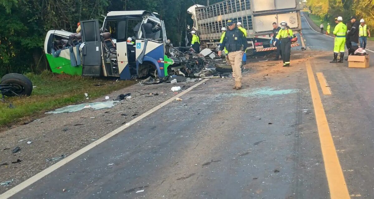 Corpos das vítimas de acidente no Paraná são retirados da pista