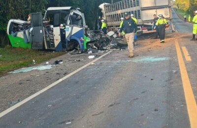 Corpos das vítimas de acidente no Paraná são retirados da pista