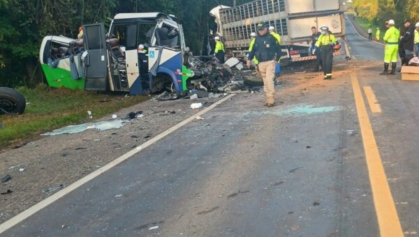 Corpos das vítimas de acidente no Paraná são retirados da pista