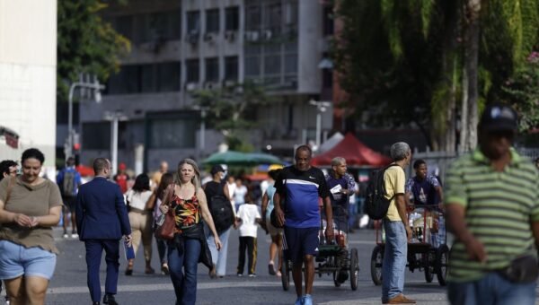 Crescimento populacional caiu para 0,37% em 2026, estima IBGE