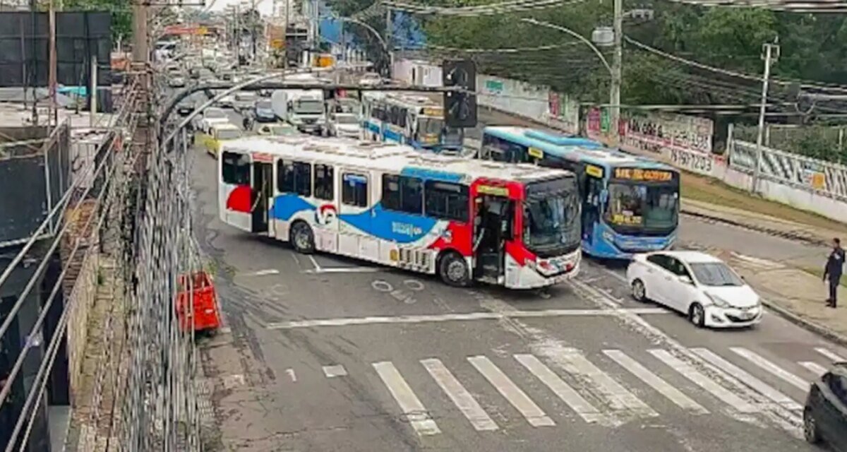 Criminosos usam ônibus em barricadas contra operação policial no Rio