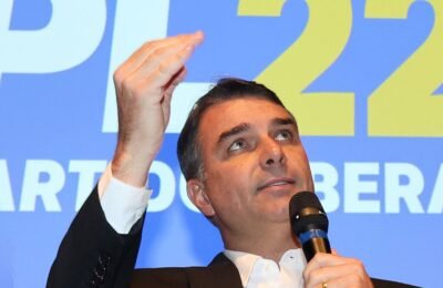 Filho mais velho de Bolsonaro, Flávio disputa a Presidência pelo PL