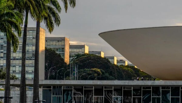 Líder do PT passa mal e Câmara suspende votações