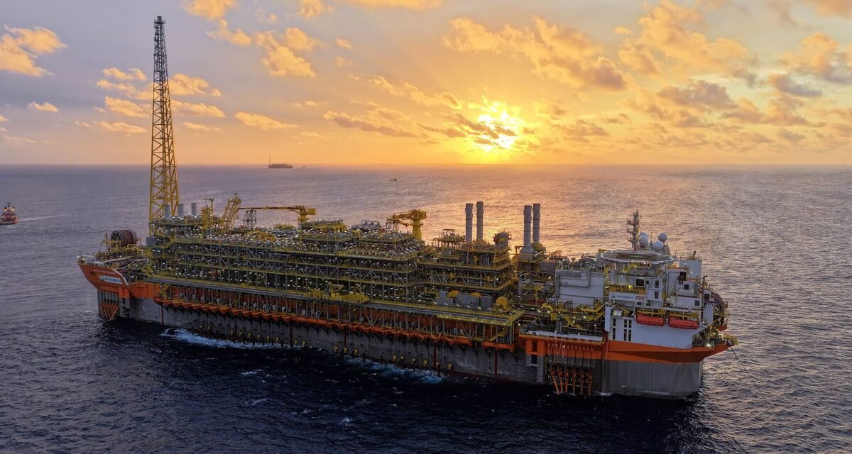 Navio-plataforma da Petrobras atinge produção máxima no pré-sal