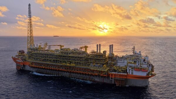 Navio-plataforma da Petrobras atinge produção máxima no pré-sal