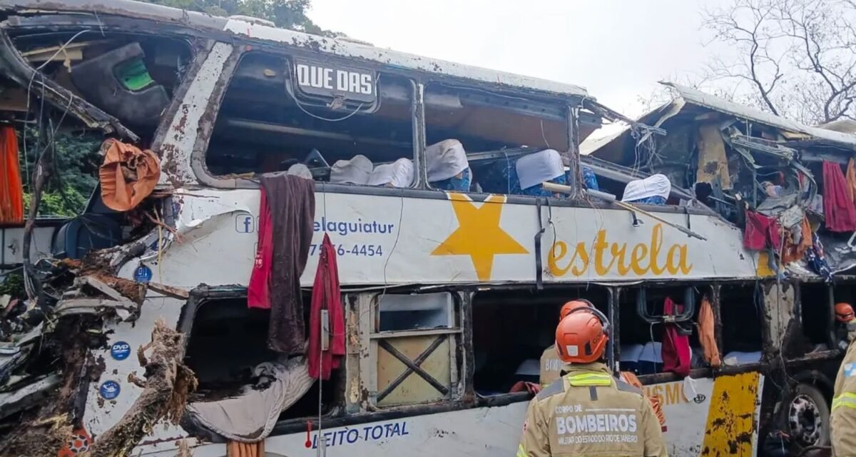 Nove pessoas morrem em tombamento de ônibus em Petrópolis