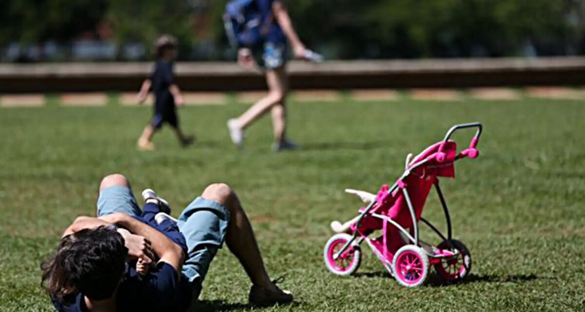 Pais estão menos presentes na criação de filhos, aponta estudo