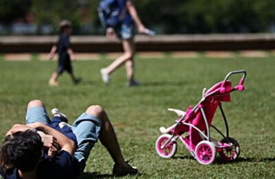 Pais estão menos presentes na criação de filhos, aponta estudo