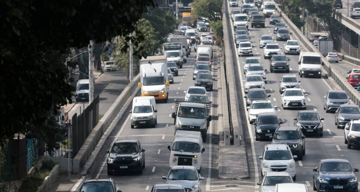 Paralisação de trens causa congestionamento nas ruas de SP