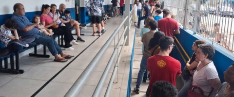 Paulistanos enfrentam filas para tomar vacina contra sarampo