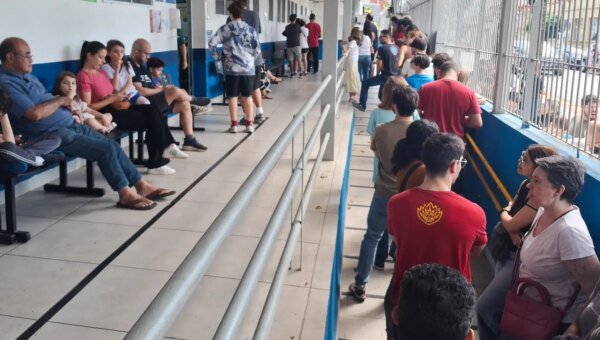Paulistanos enfrentam filas para tomar vacina contra sarampo