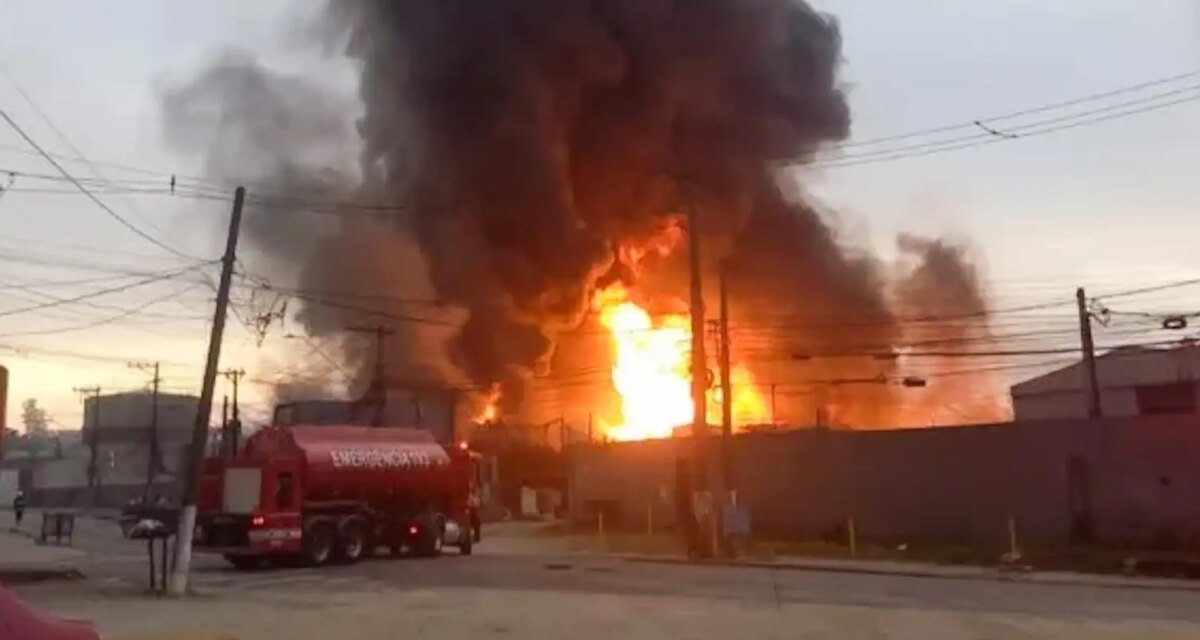 Prefeitura interdita entorno de fábrica atingida por incêndio em SP