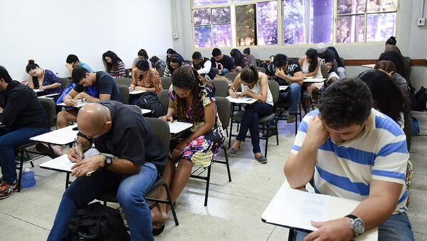 Provas do Encceja são realizadas neste domingo em todo o país