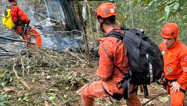 Quatro pessoas morrem em queda de helicóptero no Rio de Janeiro