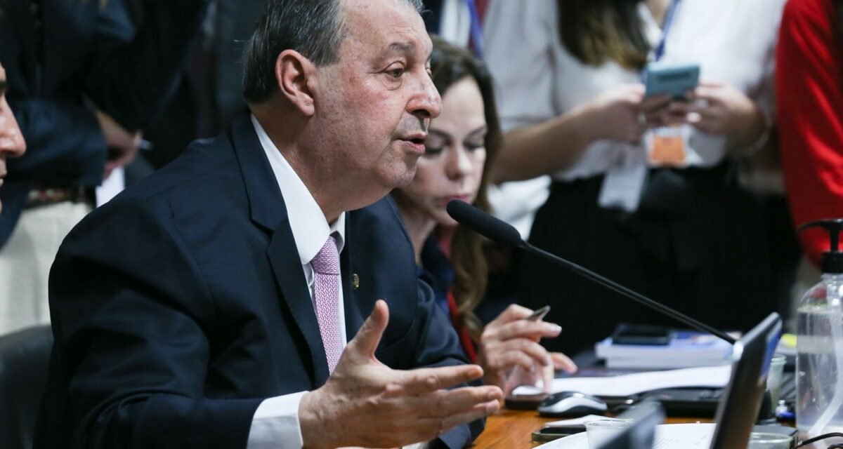 Relator da CCJ do Senado vota a favor da PEC do fim da escala 6x1