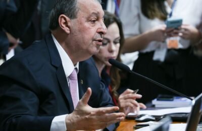 Relator da CCJ do Senado vota a favor da PEC do fim da escala 6x1