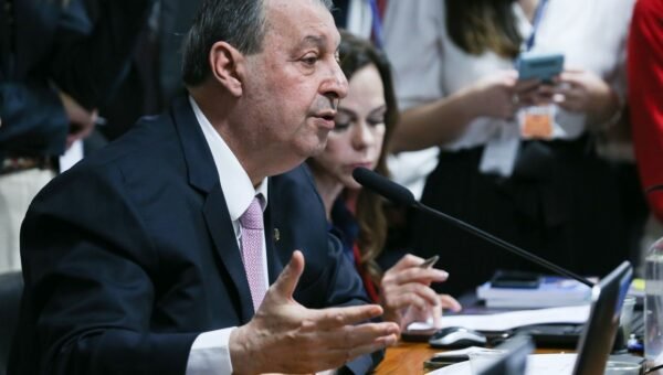 Relator da CCJ do Senado vota a favor da PEC do fim da escala 6x1